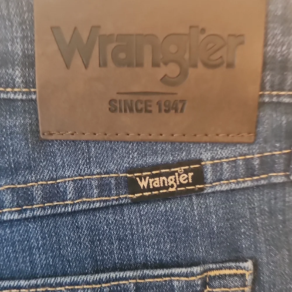 NWT Wrangler Men's Classic Medium Wash Blue Straight Fit Jeans Size 40x30